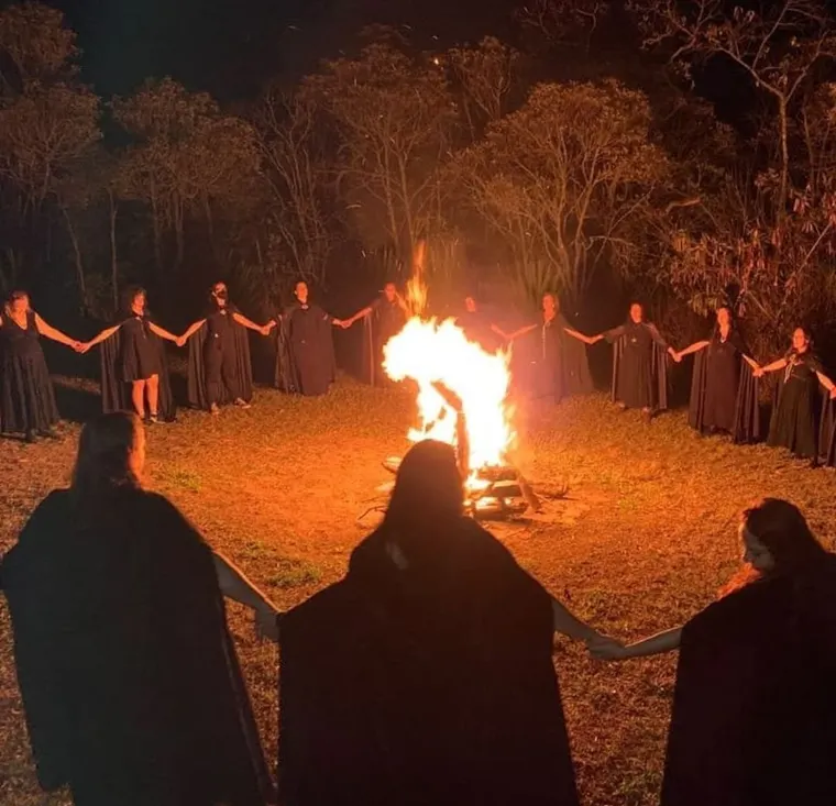 Velas acesas e elementos ritualísticos