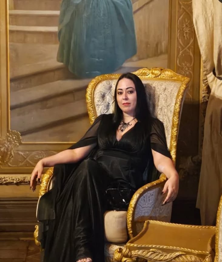 Carol Padilha, taróloga e sacerdotisa especialista em tarô do amor